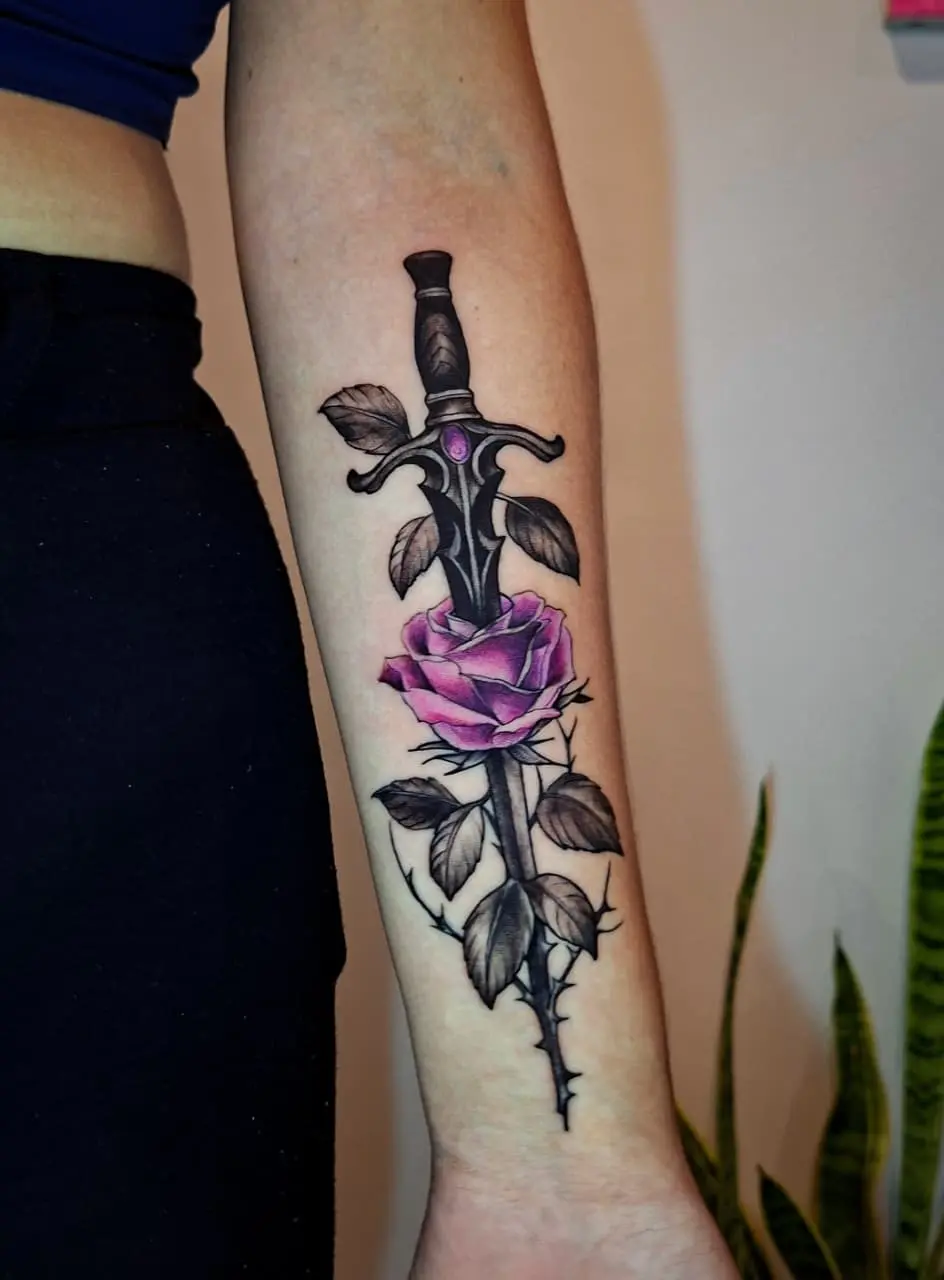 Tatuagem Adaga Flor Rosa em Mogi das Cruzes por Cris Verbena
