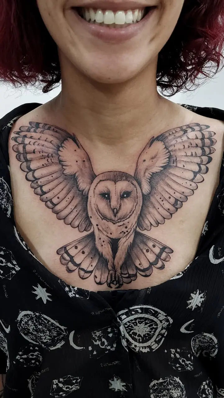 Tatuagem Blackwork Coruja Peito em Mogi das Cruzes por Cris Verbena