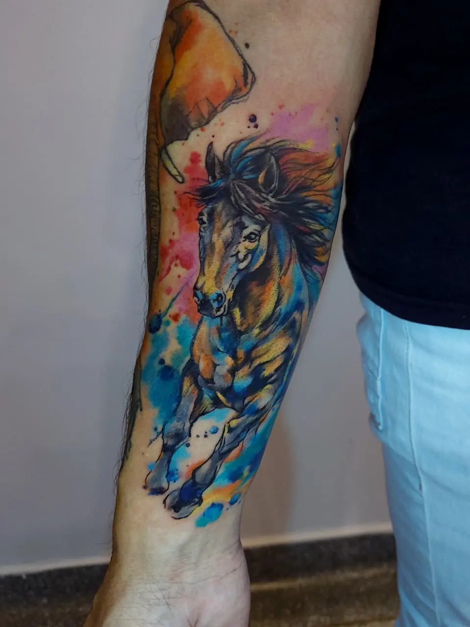 Tatuagem Cavalo Aquarela Colorida em Mogi das Cruzes por Cris Verbena