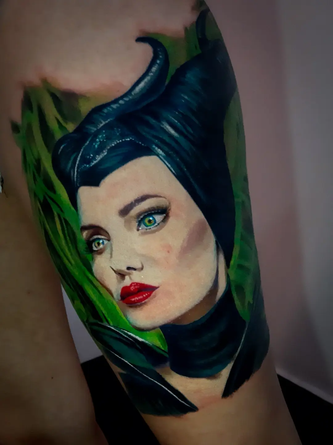 Tatuagem Malevola Realismo em Mogi das Cruzes por Cris Verbena