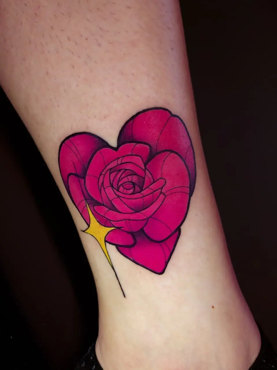 Tatuagem Rosa Coracao Neo Tradicional Colorida em Mogi das Cruzes por Cris Verbena