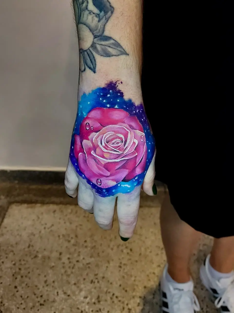 Tatuagem Rosa Mao Realista Realismo em Mogi das Cruzes por Cris Verbena